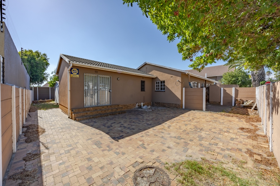 5 Bedroom Property for Sale in Bothasig Western Cape